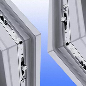 Двери ПВХ с многозапорными механизмами